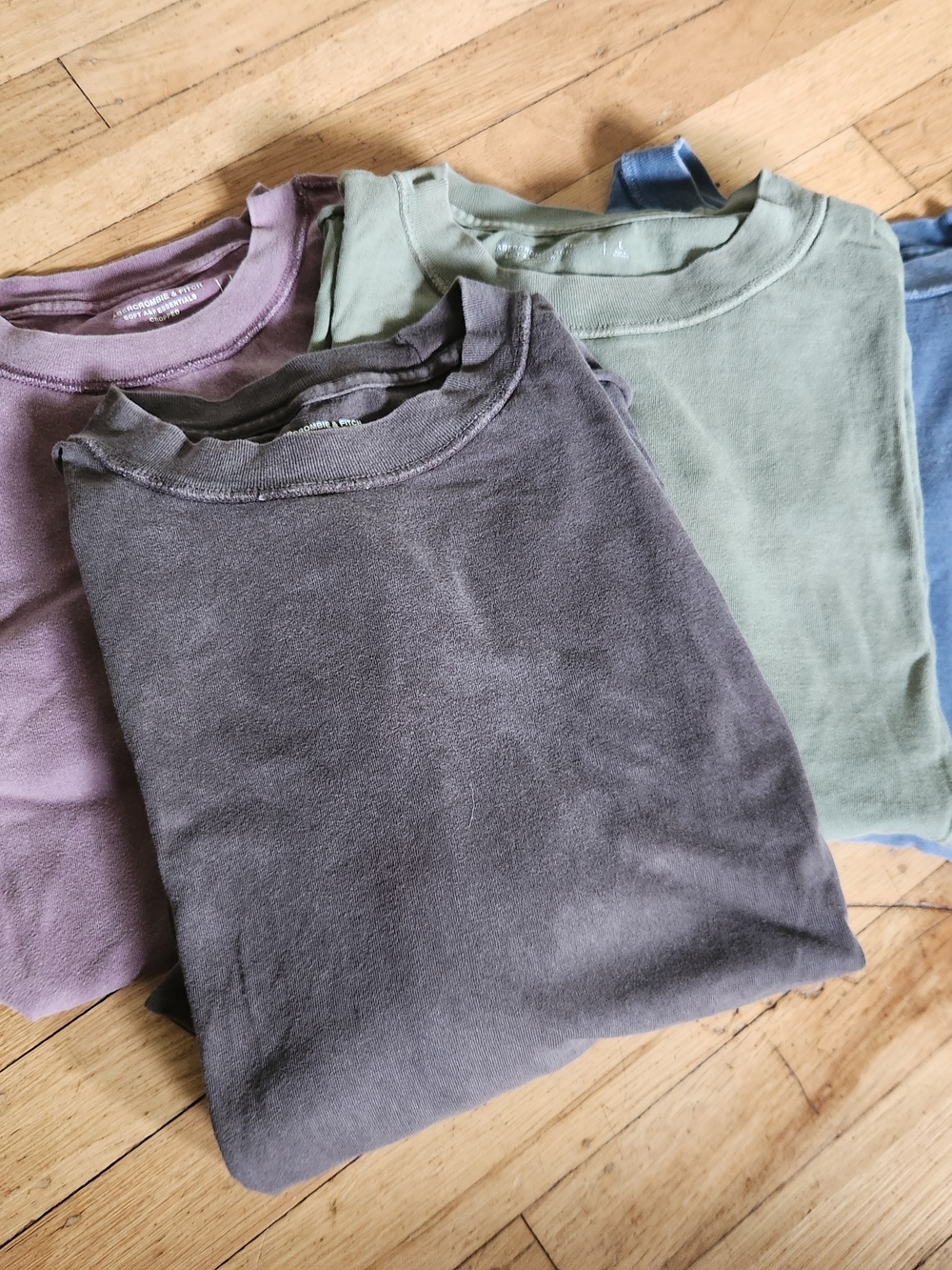 Abercrombie & Fitch Lot (4) Mens Soft Essentials Cropped Tees